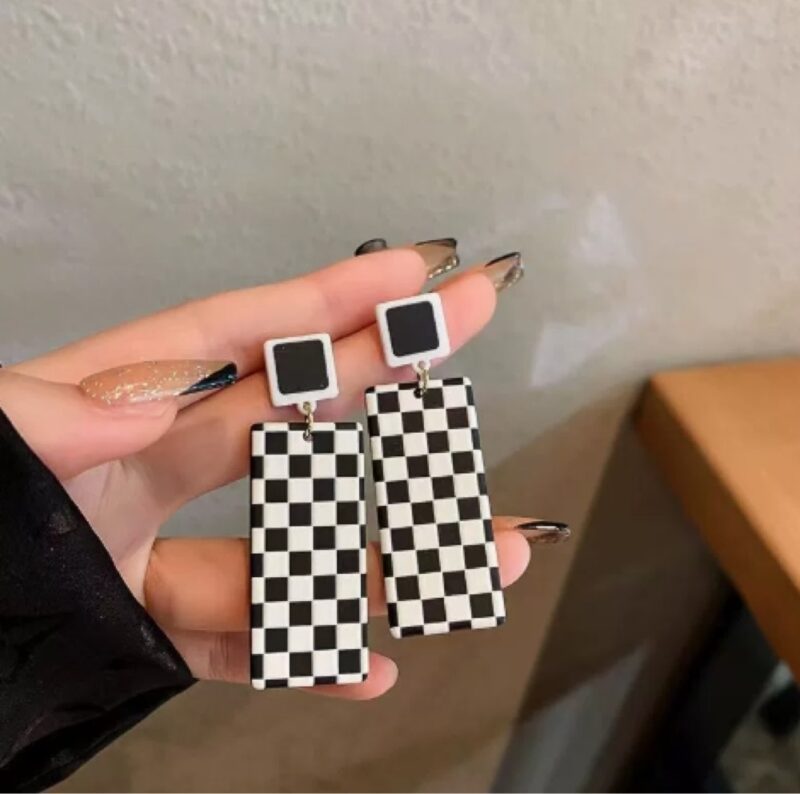 Checkered Square Studs - Imagen 4